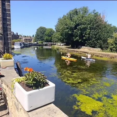 Canal Rodley Leeds, 5 Miles Lba Airport