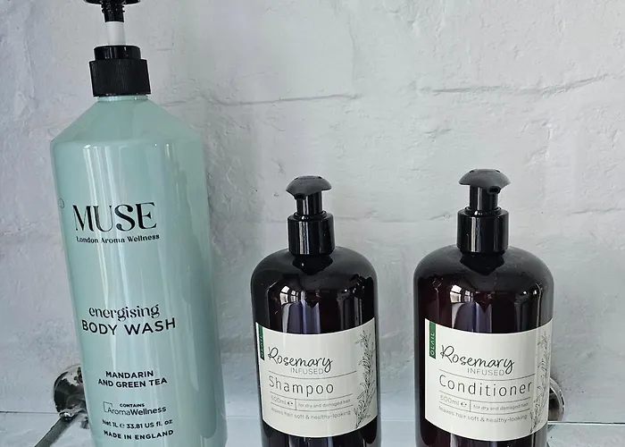 Canal Rodley Leeds, 5 Miles Lba Airport Leeds (West Yorkshire)