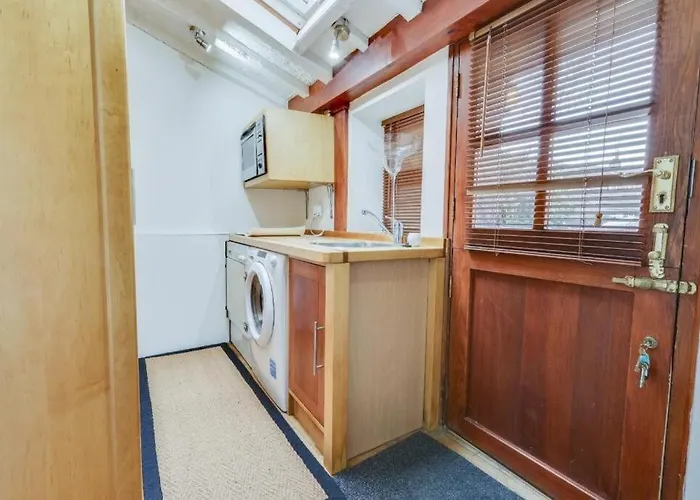 Canal Rodley Leeds, 5 Miles Lba Airport *