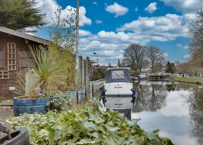 Canal Rodley Leeds, 5 Miles Lba Airport Leeds (West Yorkshire)