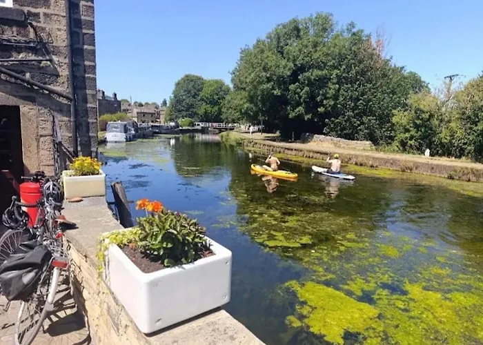 Canal Rodley Leeds, 5 Miles Lba Airport