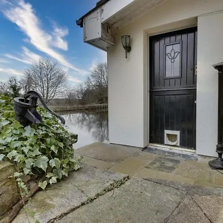 Canal Rodley Leeds, 5 Miles Lba Airport * Leeds (West Yorkshire)