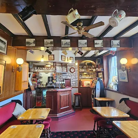 Canal Rodley Leeds, 5 Miles Lba Airport Leeds (West Yorkshire)