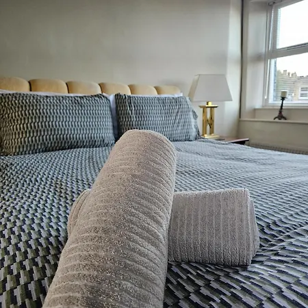 Canal Rodley Leeds, 5 Miles Lba Airport Leeds (West Yorkshire)