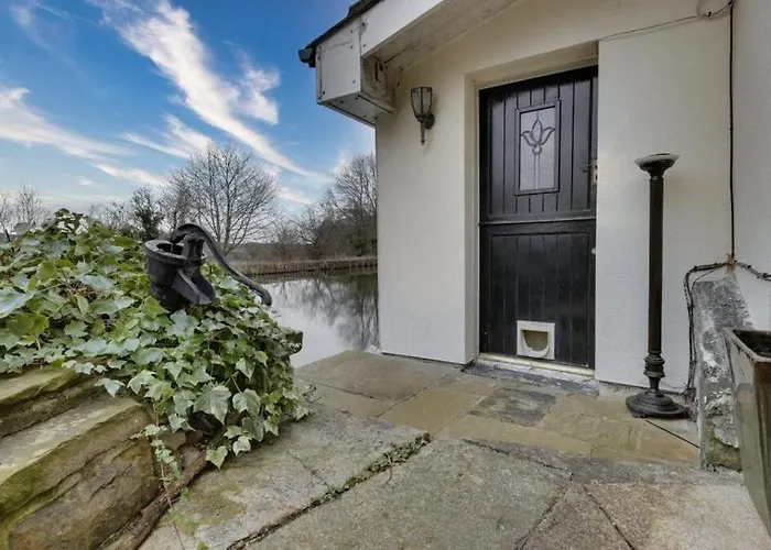 Canal Rodley Leeds, 5 Miles Lba Airport * Leeds (West Yorkshire)