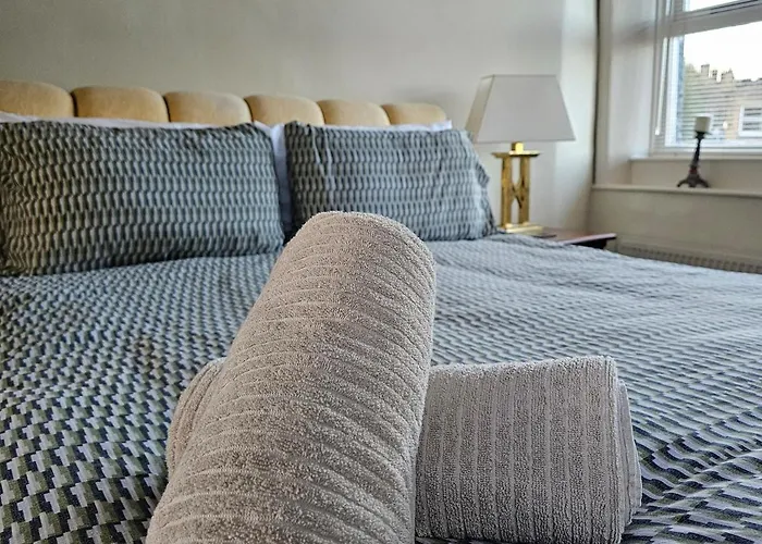 Canal Rodley Leeds, 5 Miles Lba Airport Leeds (West Yorkshire)