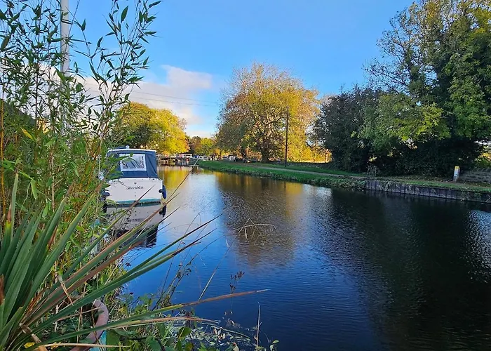 Canal Rodley Leeds, 5 Miles Lba Airport